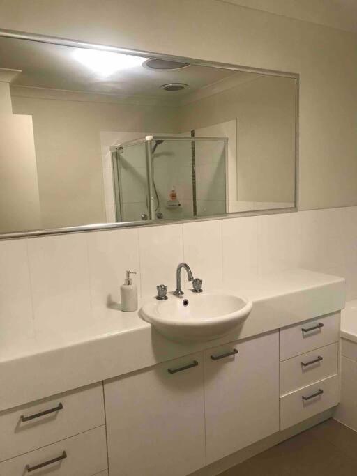 Room With Separate Bath In Shared Homestay Redcliffe Eksteriør billede