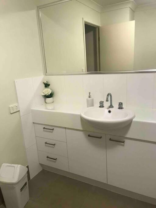 Room With Separate Bath In Shared Homestay Redcliffe Eksteriør billede